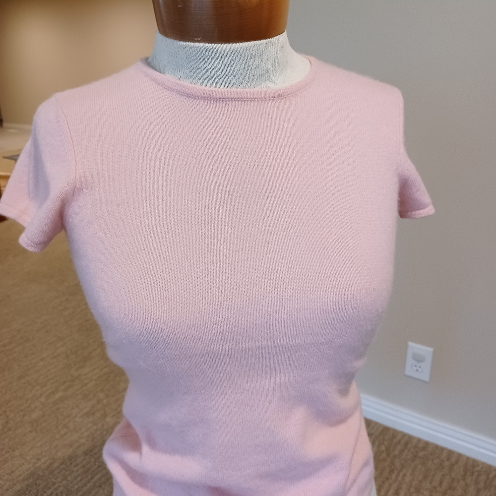 Lord & Taylor Pink 100% Cashmere crew neck, short sleeve sweater, size XS.